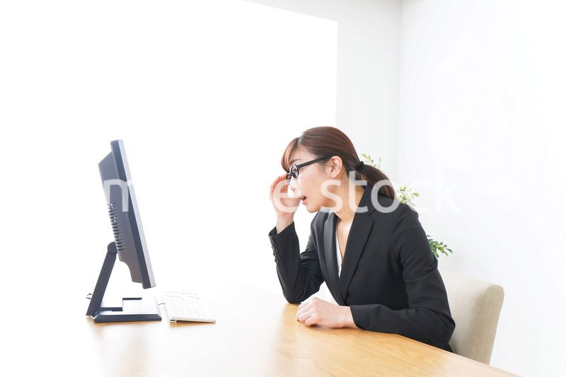 過労・長時間労働・残業に苦しむビジネスウーマン