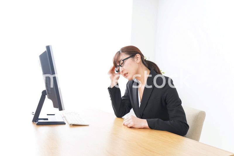 過労・長時間労働・残業に苦しむビジネスウーマン