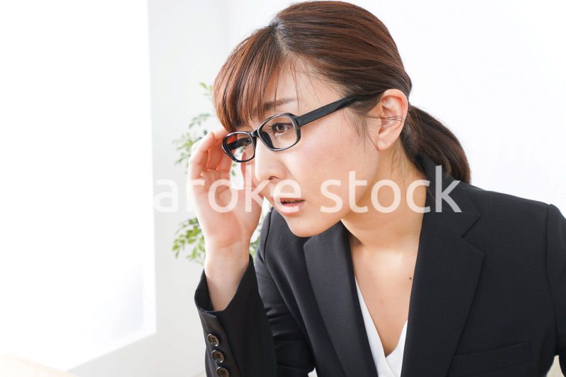 過労・長時間労働・残業に苦しむビジネスウーマン