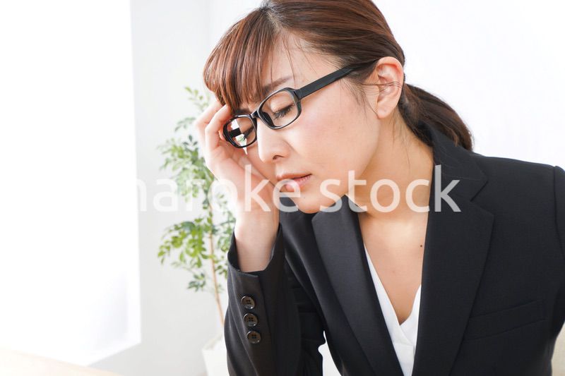 過労・長時間労働・残業に苦しむビジネスウーマン