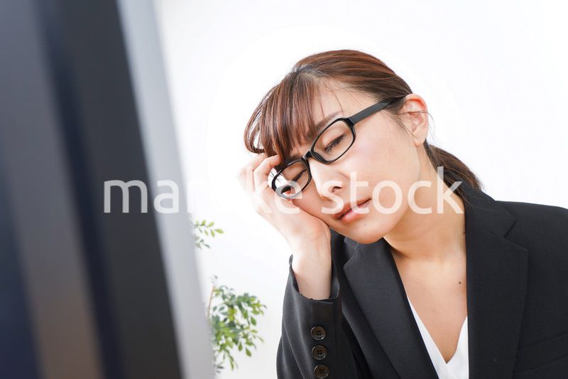 過労・長時間労働・残業に苦しむビジネスウーマン