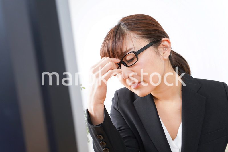 過労・長時間労働・残業に苦しむビジネスウーマン