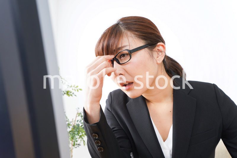 過労・長時間労働・残業に苦しむビジネスウーマン