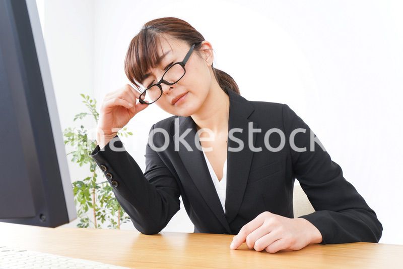 過労・長時間労働・残業に苦しむビジネスウーマン