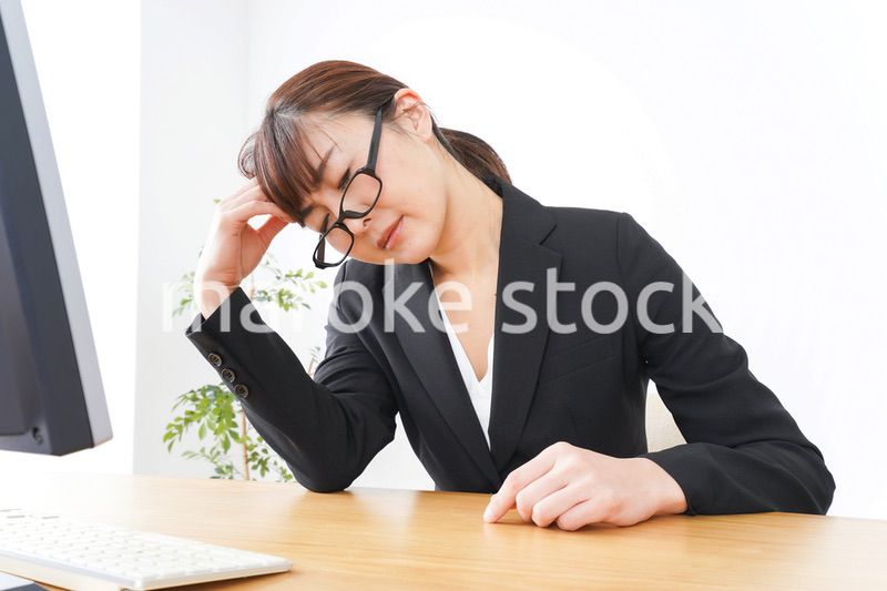 過労・長時間労働・残業に苦しむビジネスウーマン