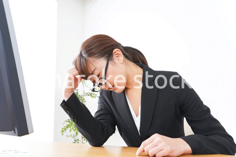 過労・長時間労働・残業に苦しむビジネスウーマン