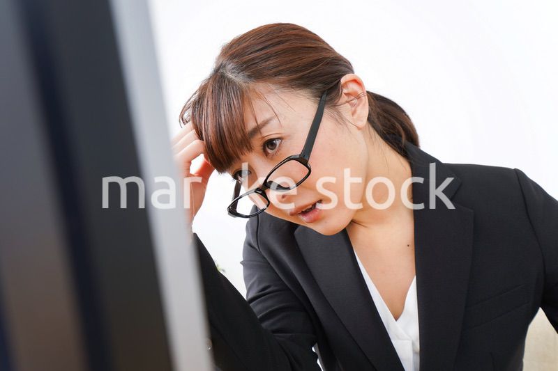 過労・長時間労働・残業に苦しむビジネスウーマン