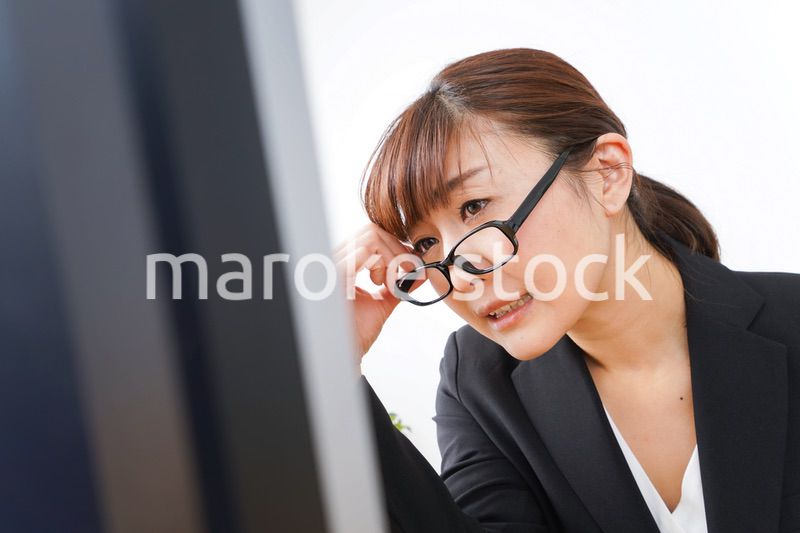 過労・長時間労働・残業に苦しむビジネスウーマン