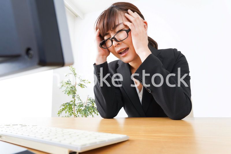 過労・長時間労働・残業に苦しむビジネスウーマン