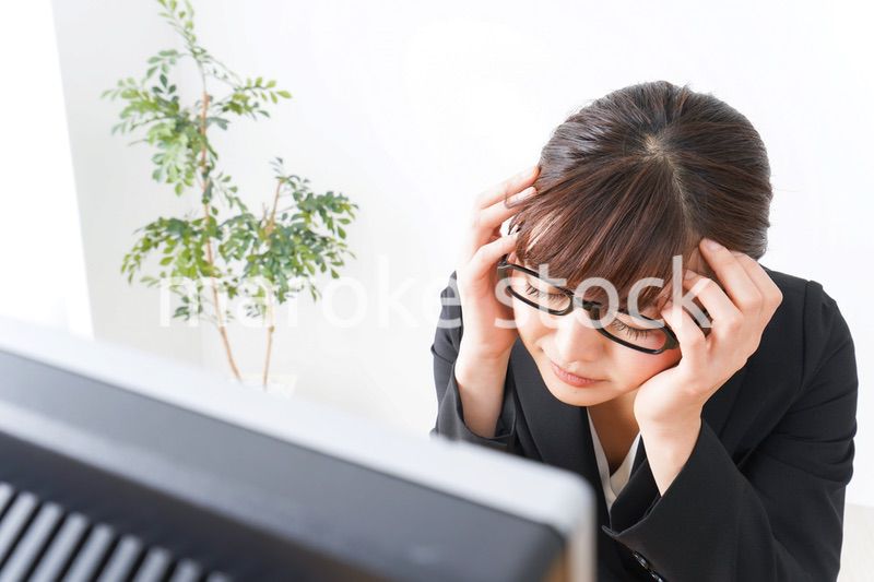 過労・長時間労働・残業に苦しむビジネスウーマン