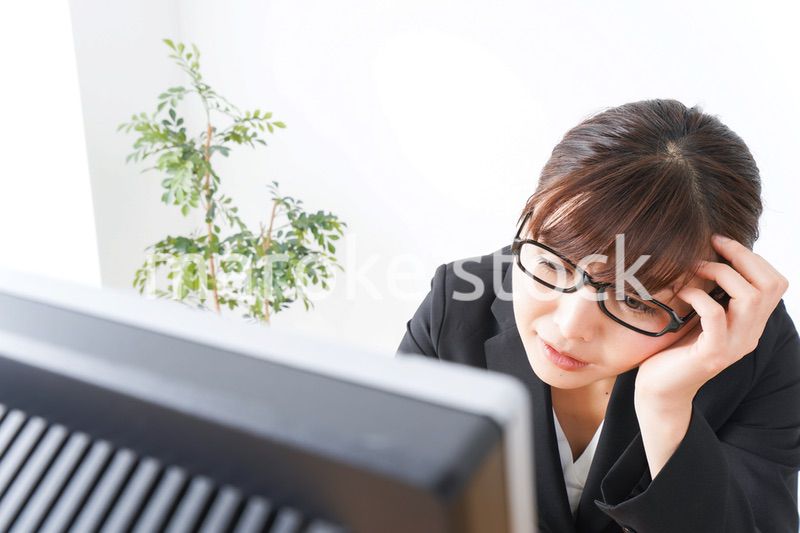 過労・長時間労働・残業に苦しむビジネスウーマン