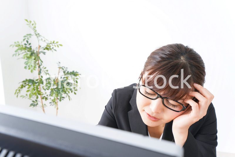 過労・長時間労働・残業に苦しむビジネスウーマン