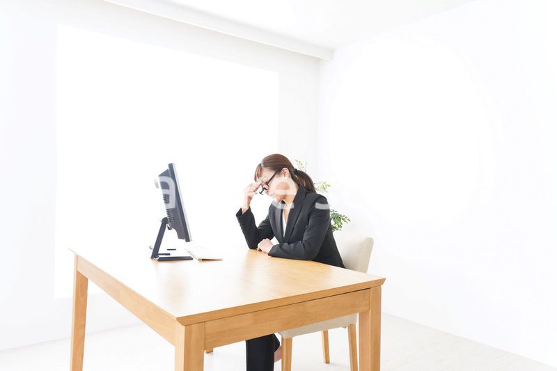 過労・長時間労働・残業に苦しむビジネスウーマン