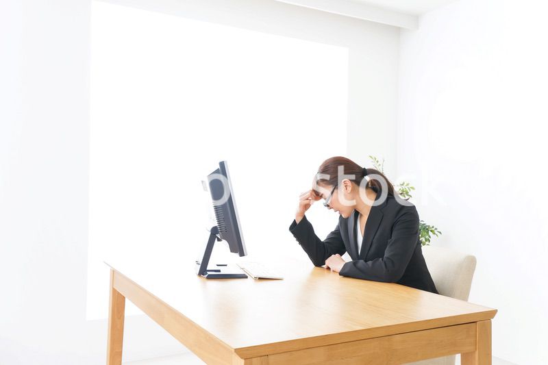過労・長時間労働・残業に苦しむビジネスウーマン