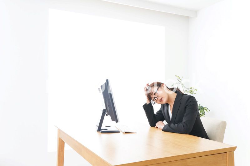 過労・長時間労働・残業に苦しむビジネスウーマン