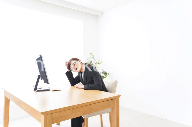 過労・長時間労働・残業に苦しむビジネスウーマン