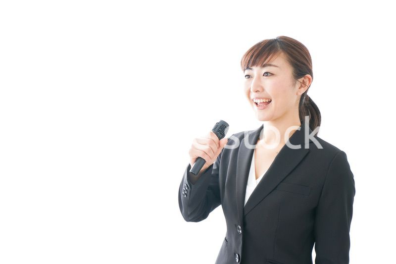 インタビュー・司会・プレゼンをするビジネスウーマン