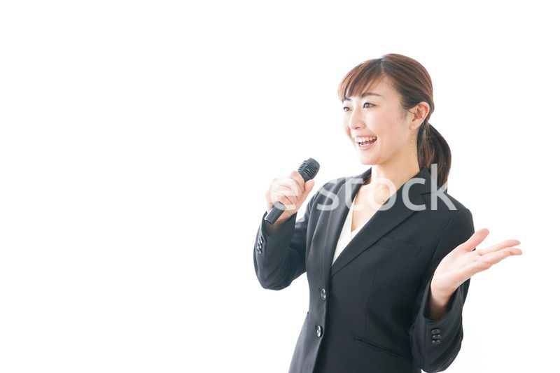 インタビュー・司会・プレゼンをするビジネスウーマン