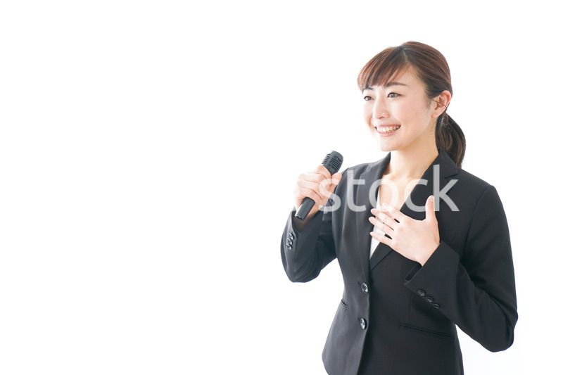 インタビュー・司会・プレゼンをするビジネスウーマン