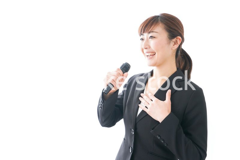インタビュー・司会・プレゼンをするビジネスウーマン