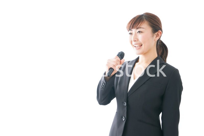 インタビュー・司会・プレゼンをするビジネスウーマン