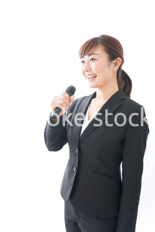 インタビュー・司会・プレゼンをするビジネスウーマン