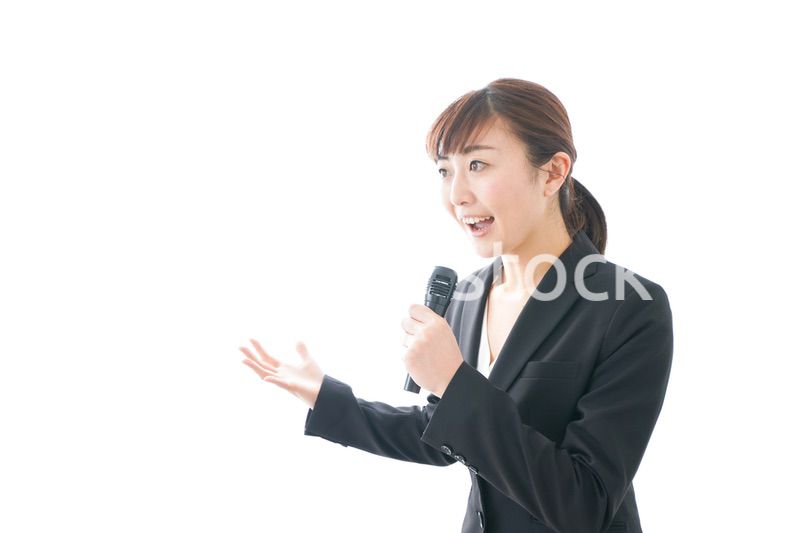 インタビュー・司会・プレゼンをするビジネスウーマン
