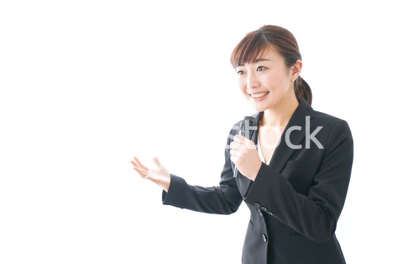 インタビュー・司会・プレゼンをするビジネスウーマン