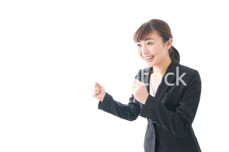インタビュー・司会・プレゼンをするビジネスウーマン