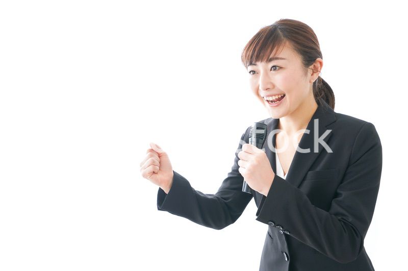 インタビュー・司会・プレゼンをするビジネスウーマン