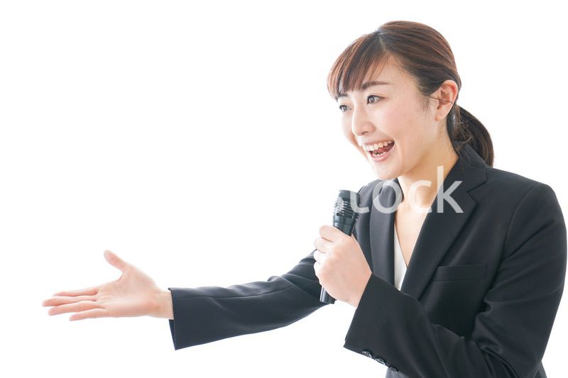 インタビュー・司会・プレゼンをするビジネスウーマン