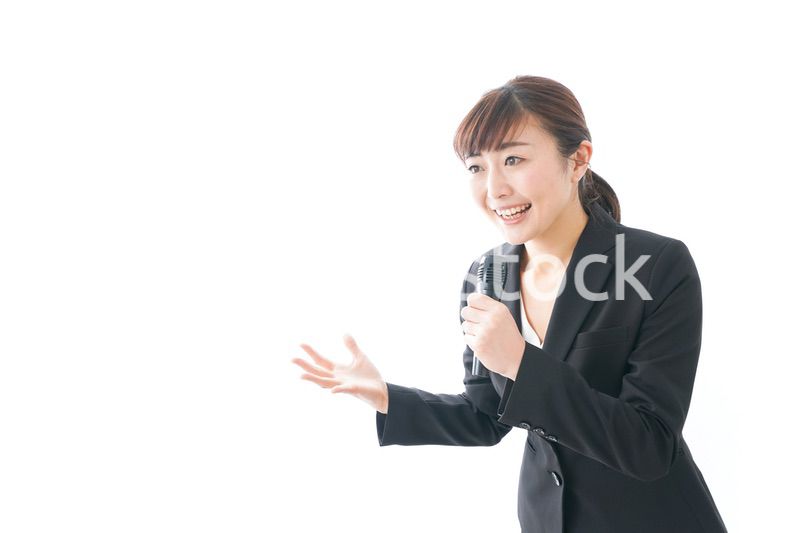 インタビュー・司会・プレゼンをするビジネスウーマン