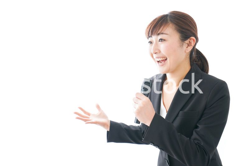 インタビュー・司会・プレゼンをするビジネスウーマン