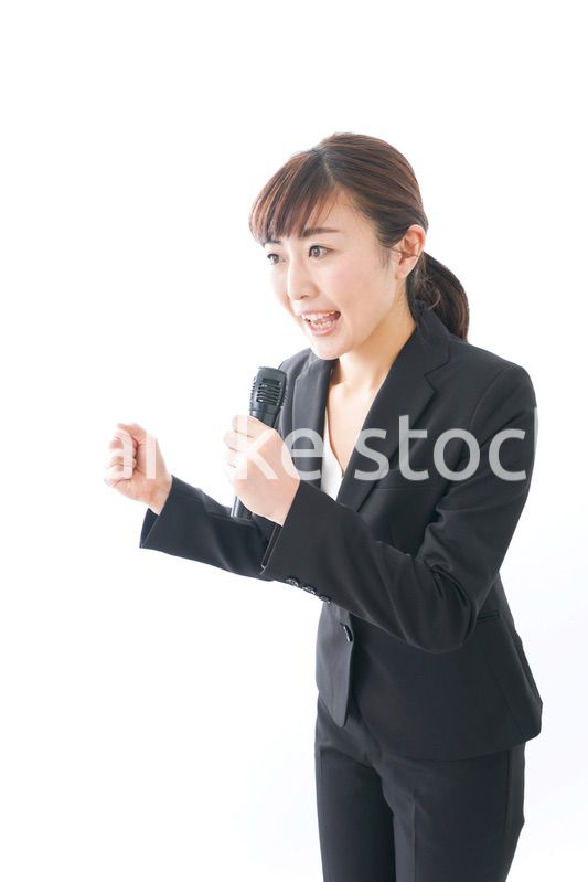 インタビュー・司会・プレゼンをするビジネスウーマン
