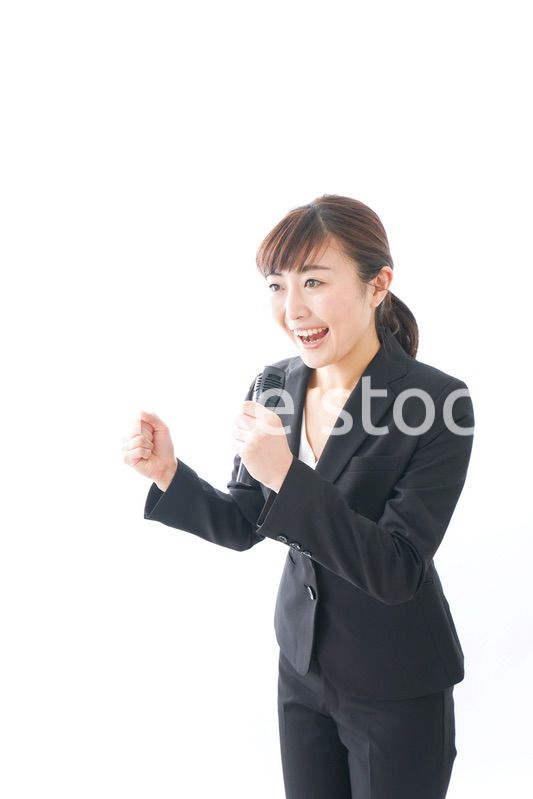 インタビュー・司会・プレゼンをするビジネスウーマン