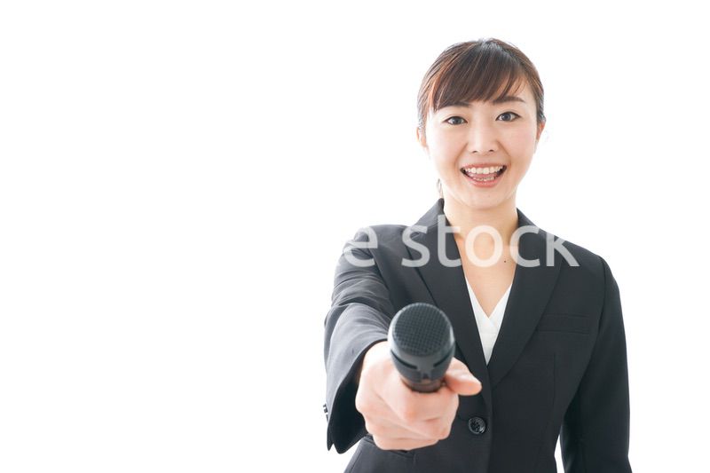 インタビュー・司会・プレゼンをするビジネスウーマン