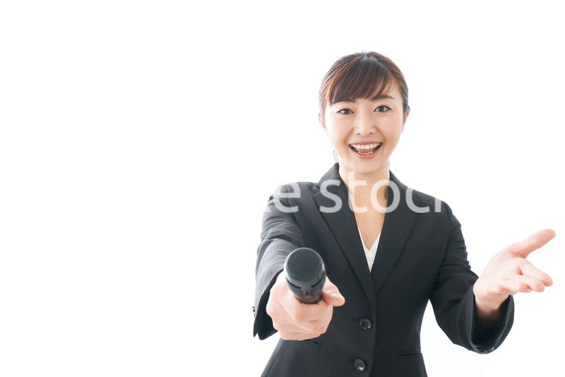 インタビュー・司会・プレゼンをするビジネスウーマン