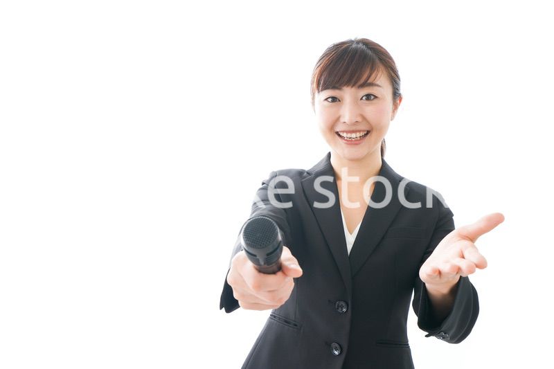 インタビュー・司会・プレゼンをするビジネスウーマン