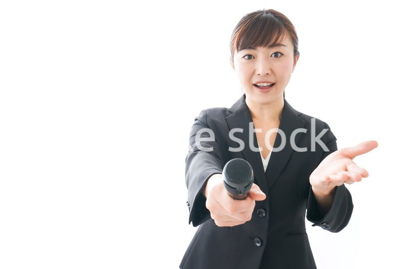 インタビュー・司会・プレゼンをするビジネスウーマン