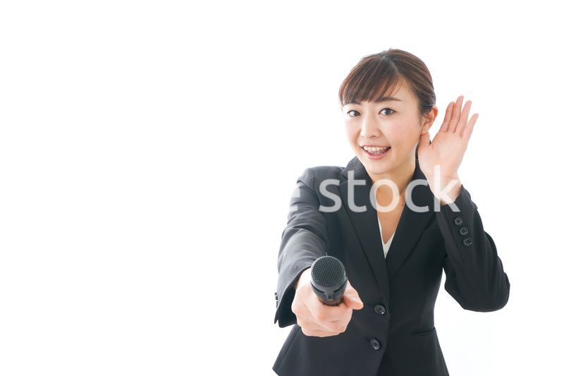 インタビュー・司会・プレゼンをするビジネスウーマン