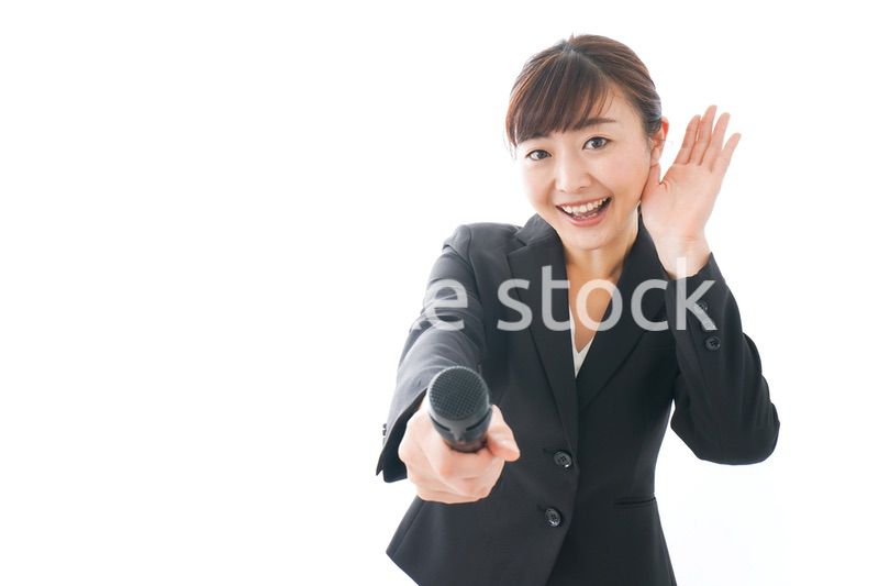 インタビュー・司会・プレゼンをするビジネスウーマン