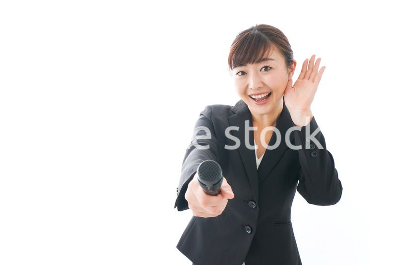 インタビュー・司会・プレゼンをするビジネスウーマン