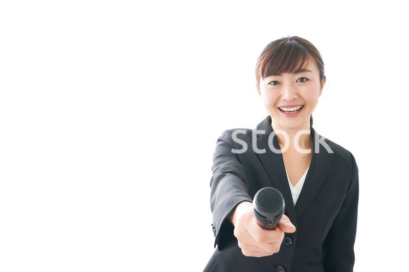 インタビュー・司会・プレゼンをするビジネスウーマン