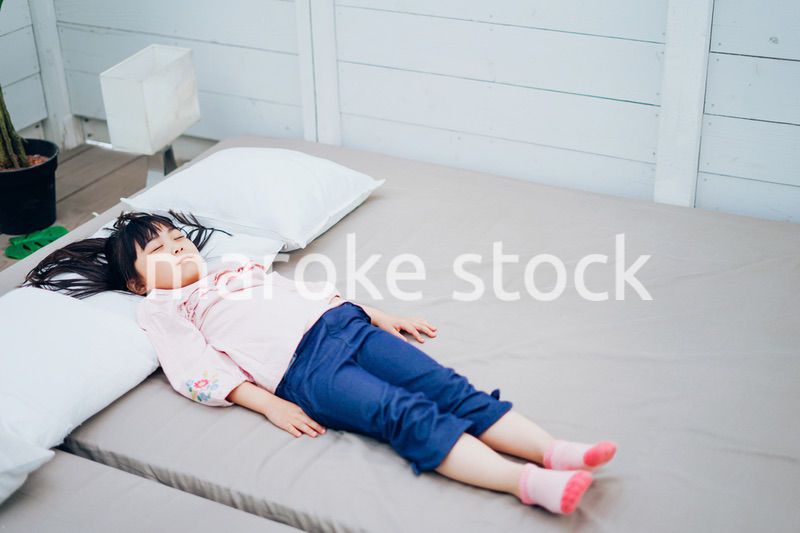一人で寝る小さな女の子
