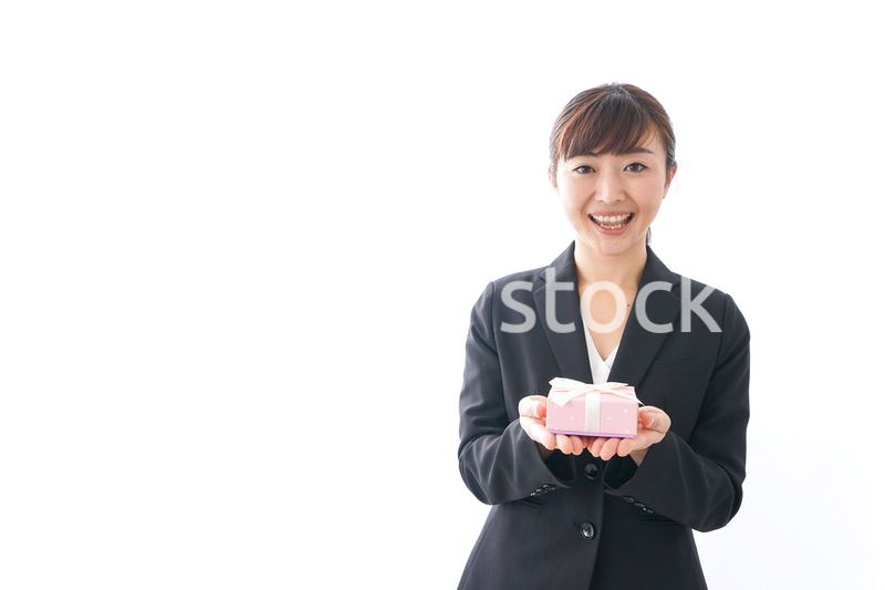 プレゼントを渡す女性