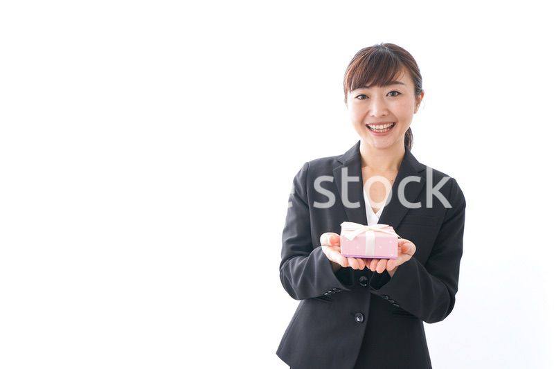 プレゼントを渡す女性