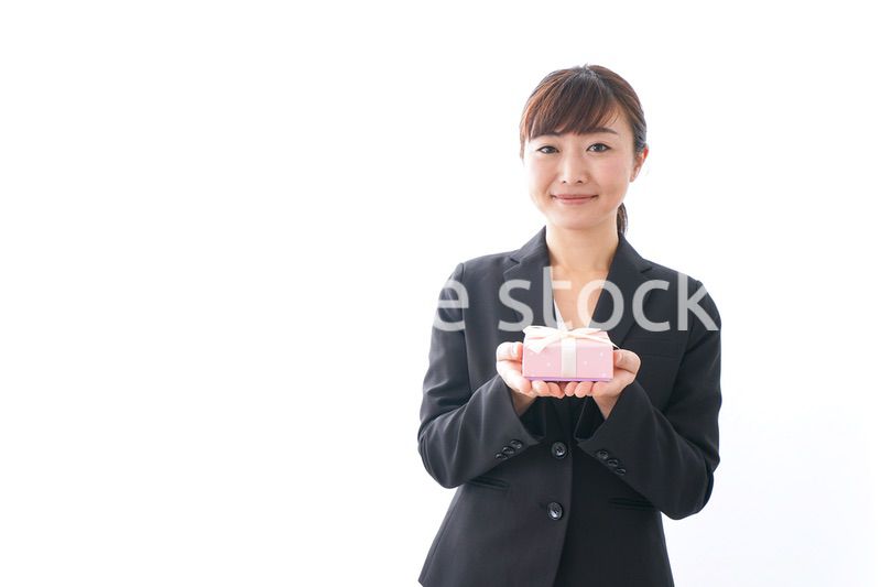 プレゼントを渡す女性