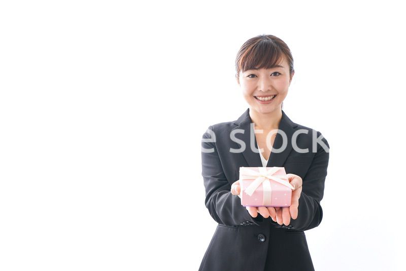 プレゼントを渡す女性