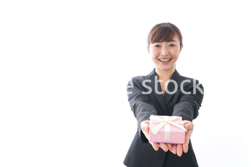 プレゼントを渡す女性