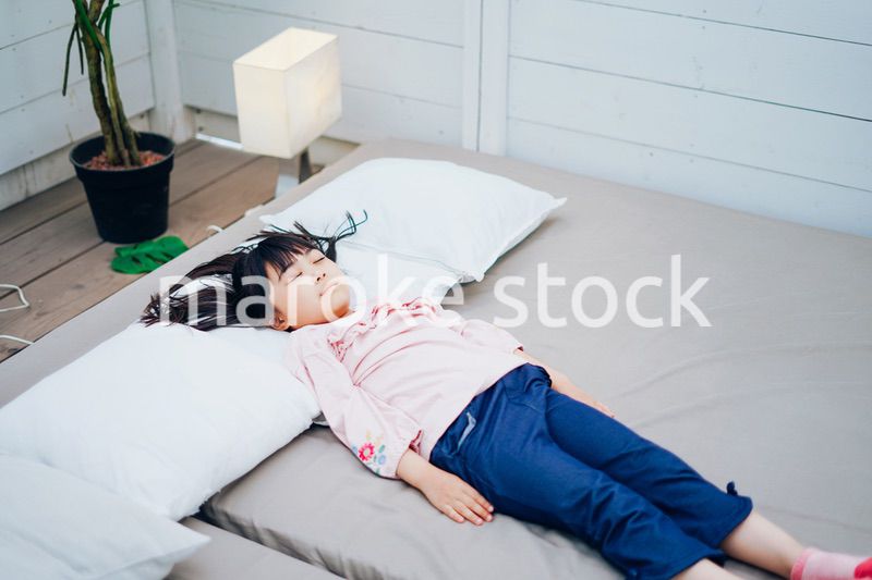 一人で寝る小さな女の子